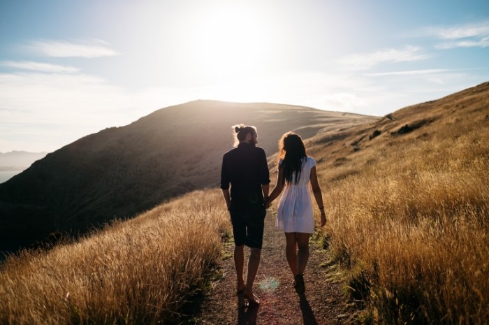 Vlyublennaya-para-goryi-Couple-in-love-mountains-700x465