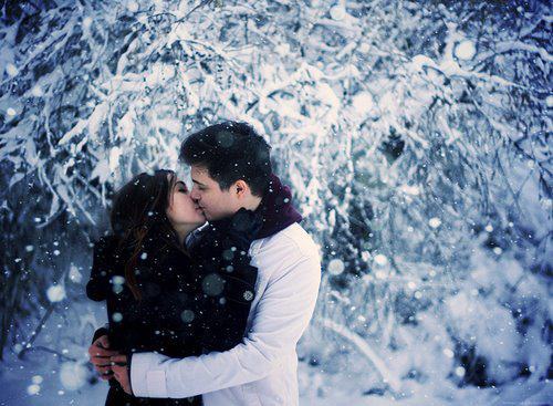 couple-kiss-love-winter-Favim.com-450180