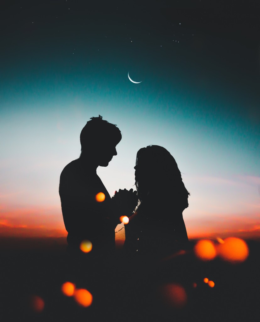 couple-silhouettes-night